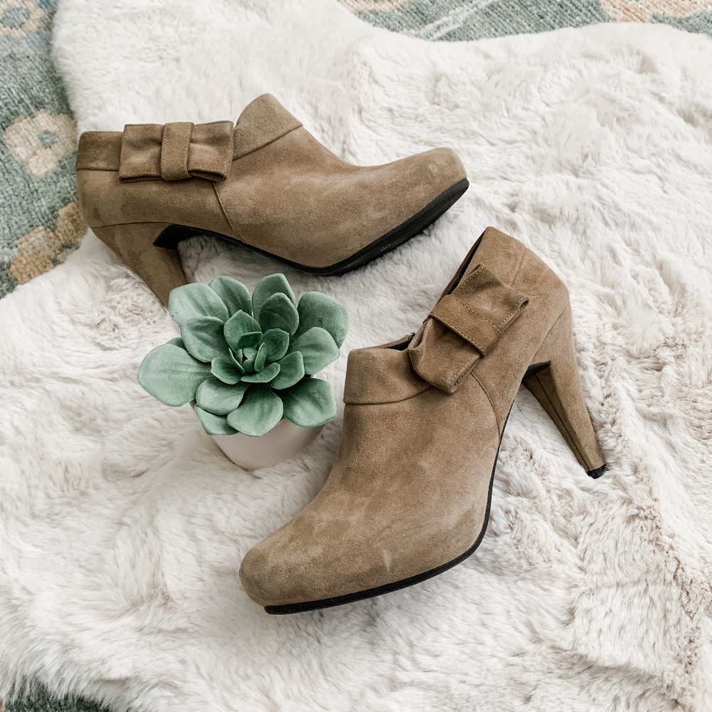 Me Too Tan Closed Toe High Heels- Size 8.5